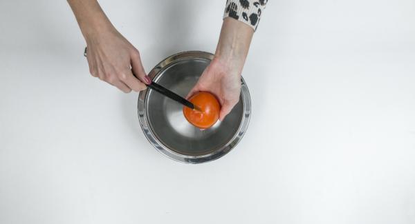 Far bollire i pomodori, pelarli e tagliarli a dadini. Pulire i fagiolini e tagliarli a pezzi.