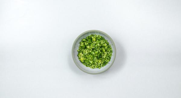 Schiacciare i broccoli. Pelare l'aglio, tritarlo finemente e unirlo ai broccoli. Aggiungere il formaggio fresco e i pinoli e impastare bene. Salare e pepare generosamente.