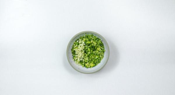 Schiacciare i broccoli. Pelare l'aglio, tritarlo finemente e unirlo ai broccoli. Aggiungere il formaggio fresco e i pinoli e impastare bene. Salare e pepare generosamente.