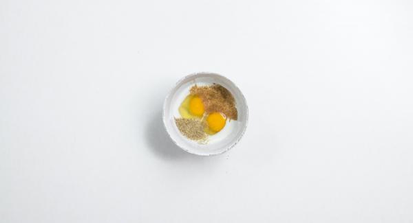 Montare le uova con il latte e condire con sale, pepe e noce moscata.