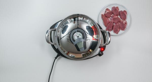 Posizionare l'Unità di cottura 24 cm 3,5 l su Navigenio impostato a livello 6. Con l'ausilio di Audiotherm riscaldare fino alla finestra "carne".