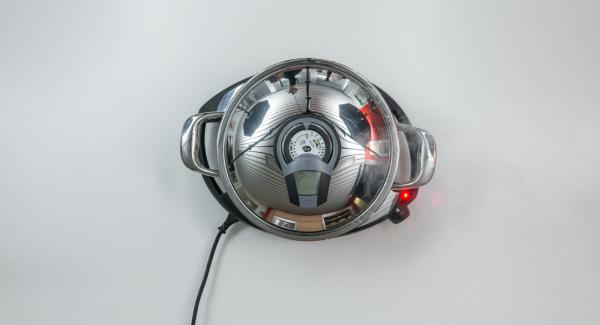 Dividere l’impasto per la crosta in 8 pezzi. Al suono di Audiotherm, abbassare Navigenio a livello 2, adagiare i medaglioni all'interno dell'Unità, premere leggermente e riposizionare Audiotherm sulla finestra "carne". Al raggiungimento dei 90° girare la carne.