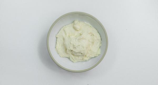 Aggiungere il resto dell’acqua, l’olio e il sale e lavorare bene fino a ottenere un impasto elastico ma non troppo morbido. Lasciar riposare coperto per ulteriori 40 minuti.