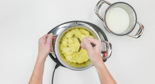 Aggiungere il burro, schiacciare le patate finemente e aggiungere il latte poco alla volta.
