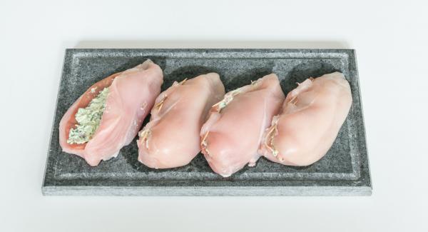 Farcire i petti di pollo con il miscuglio e chiuderli con degli stuzzicadenti.