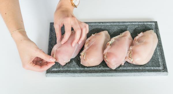 Farcire i petti di pollo con il miscuglio e chiuderli con degli stuzzicadenti.