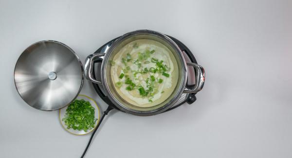 Al suono di Audiotherm, posizionare il primo disco di pasta nell’Unità di cottura, farcirlo con 1/6 di crème fraîche e 1/6 dello speck e dei cipollotti.