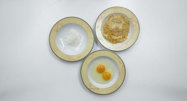 Montare le uova in un piatto fondo; in un piatto piano versare il pangrattato e mescolarlo con i cornflakes sbriciolati e in un altro versare la farina.