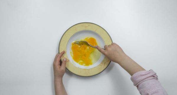 Montare le uova in un piatto fondo; in un piatto piano versare il pangrattato e mescolarlo con i cornflakes sbriciolati e in un altro versare la farina.