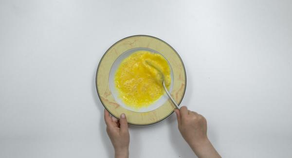 Montare le uova in un piatto fondo; in un piatto piano versare il pangrattato e mescolarlo con i cornflakes sbriciolati e in un altro versare la farina.