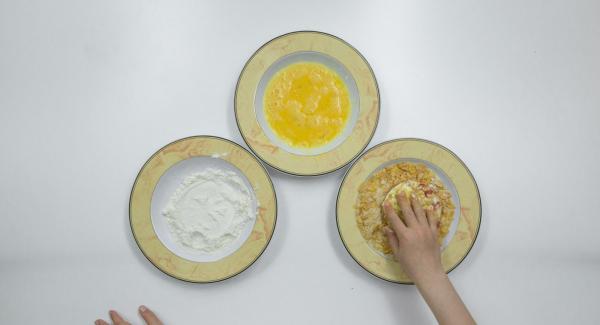 Passare le fette di pomodoro dapprima nella farina, poi nelle uova e, infine, nel miscuglio di pangrattato e cornflakes.