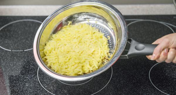 Togliere il coperchio, controllare se il rösti si stacca facilmente dal fondo e se è dorato a sufficienza. Far scivolare il rösti su un piatto, eventualmente aggiungere ancora un po’ di burro chiarificato e cuocere il rösti dall’altro lato.