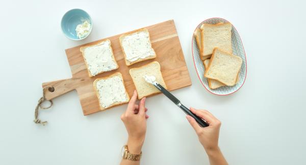 Farcire quattro fette di pane per toast con il formaggio cremoso. Aggiungere il crescione, i germogli o la lattuga. Affettare sottilmente il pomodoro e posizionare una fetta su ciascun toast.