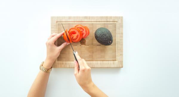 Farcire quattro fette di pane per toast con il formaggio cremoso. Aggiungere il crescione, i germogli o la lattuga. Affettare sottilmente il pomodoro e posizionare una fetta su ciascun toast.