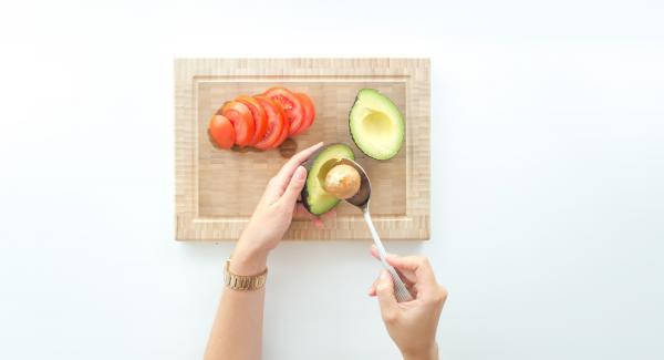 Denocciolare l’avocado, scavare la polpa con un cucchiaio e spalmarla sui toast.