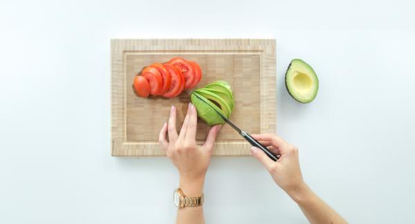 Denocciolare l’avocado, scavare la polpa con un cucchiaio e spalmarla sui toast.