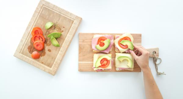 Denocciolare l’avocado, scavare la polpa con un cucchiaio e spalmarla sui toast.