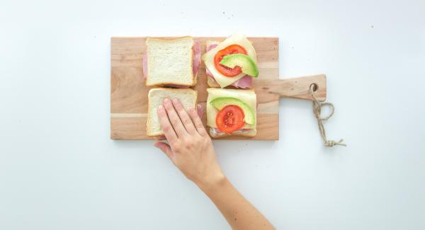 Chiudere con le restanti fette di pane e premere bene.