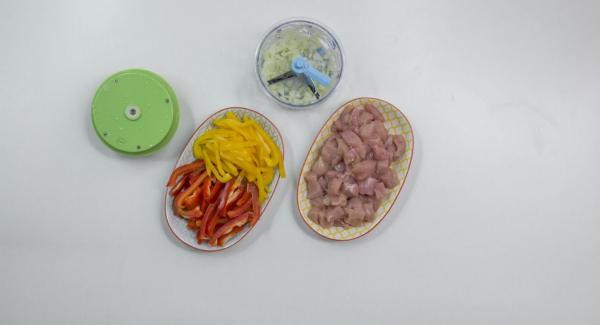 Tagliare il petto di pollo a dadini e i peperoni a strisce lunghe ca. 3 cm. Tritare la cipolla con Tritamix.