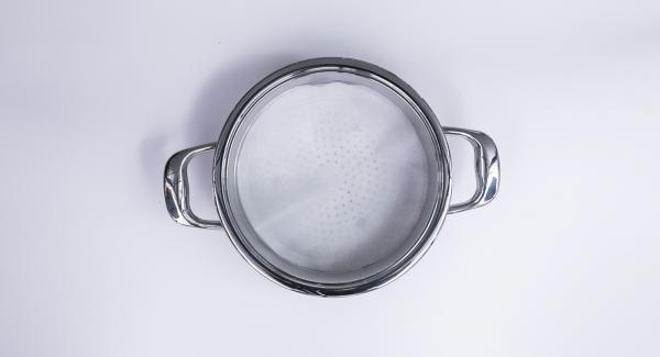 Aiutandosi con un coperchio da 24 cm, ritagliare un disco di carta forno e inserirlo all’interno dell’Inserto “2 in 1”.