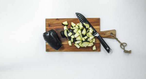 Pelare gli scalogni e l’aglio, tritarli finemente con Tritamix e metterli nell’Unità Gourmet. Mondare le melanzane e tagliarle a cubetti.