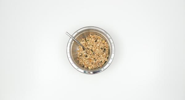 Scaldare l'olio di cocco, mescolare con miele e cannella e aggiungerlo alla miscela muesli mescolando bene.