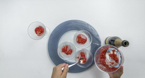 Mettere la purea di fragole e i cubetti di ghiaccio in bicchieri da cocktail e versare il prosecco.
