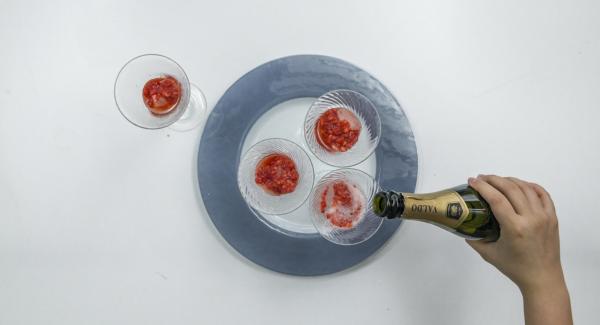 Mettere la purea di fragole e i cubetti di ghiaccio in bicchieri da cocktail e versare il prosecco.