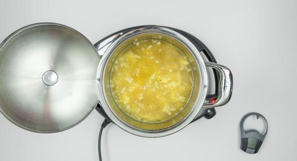 Al suono di Audiotherm, abbassare Navigenio a livello 2 e far rosolare aglio, cipolla e patate per ca 2 minuti. Versare il brodo e mescolare.