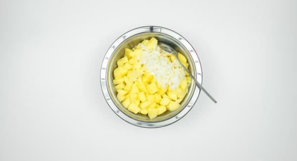 Sbucciare la cipolla e l’aglio e tritarli a pezzi piccoli, pelare le patate e tagliarle a cubetti. Mescolare il tutto con l’olio d’oliva.