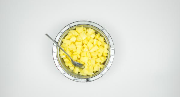 Sbucciare la cipolla e l’aglio e tritarli a pezzi piccoli, pelare le patate e tagliarle a cubetti. Mescolare il tutto con l’olio d’oliva.