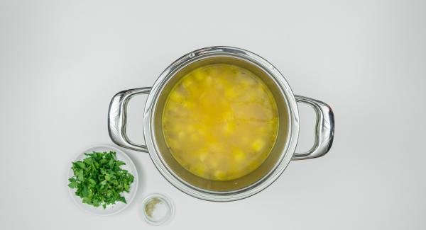 Rimuovere Secuquick, aggiungere le erbe aromatiche e insaporire con sale e pepe.