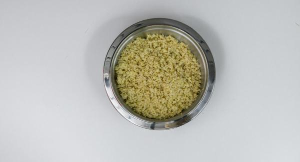 Preparare il Bulgur seguendo le istruzioni sulla confezione. Pelare la cipolla e tagliarla a cubetti. Pulire il peperone e tagliarlo a listelle.