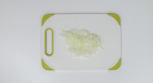 Preparare il Bulgur seguendo le istruzioni sulla confezione. Pelare la cipolla e tagliarla a cubetti. Pulire il peperone e tagliarlo a listelle.