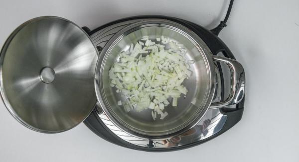 Inserire la cipolla nell’Unità di cottura, coprirla con il coperchio e posizionarla sul fornello a calore alto. Con l’ausilio di Audiotherm riscaldare fino alla finestra “carne”.