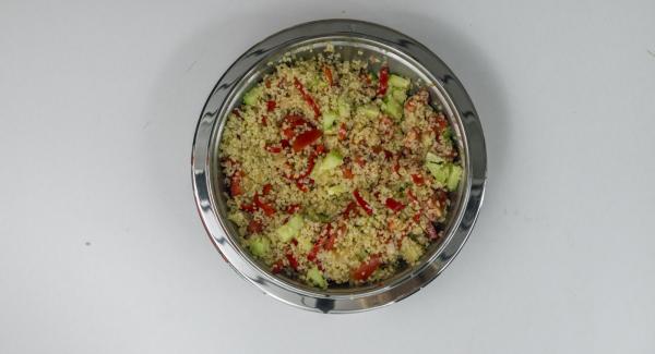 Condire il Bulgur con aglio, sale, pepe e cumino. Mescolare con peperone, cipolla, pomodori, cetrioli, olio d'oliva e succo di limone.