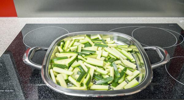 Al suono di Audiotherm, spegnere il fornello, inserire le zucchine all'interno dell'Unità e cuocerle per ca. 3 minuti, girandole di tanto in tanto. Quindi rimuoverle dall'Unità e condire con sale e pepe.