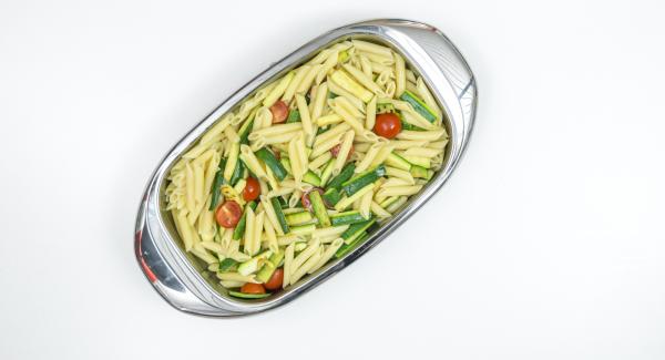 Tagliare a metà i pomodorini e posizionarli in una Lasagnera media con la pasta e le zucchine.