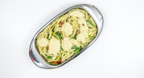 Amalgamare la feta con il brodo vegetale, il succo di limone e l'olio d'oliva. Condire generosamente con pepe e peperoncino in polvere e versare questa salsa all'interno della Lasagnera.