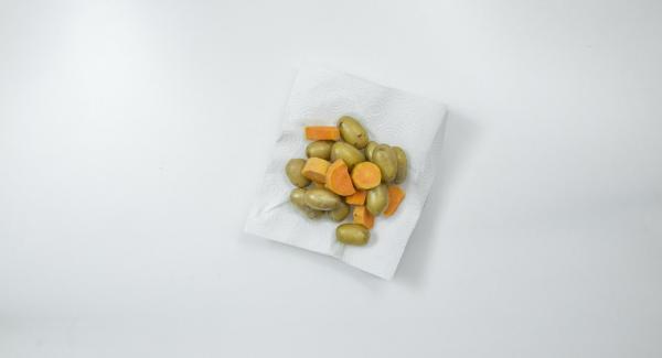Lasciar sgocciolare il tutto su della carta assorbente. Pelare lo scalogno e tritarlo. Aggiungere l'olio d'oliva e condire con sale, pepe e peperoncino in polvere.