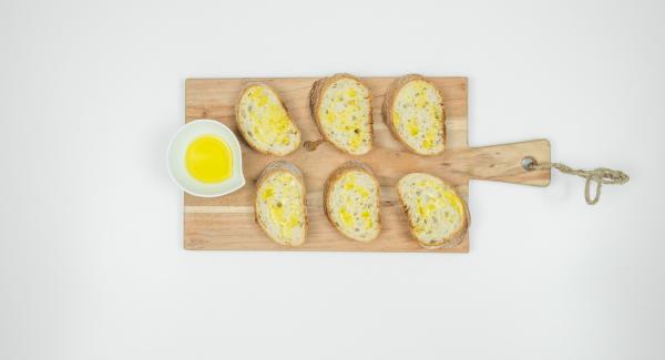 Condire le fette di pane con l'olio rimasto.