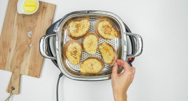 Girare le fette di pane, coprire nuovamente con il coperchio e tostare ancora per ca. 1 minuto. Estrarre le fette di pane dall’Unità e procedere con la tostatura delle restanti fette.