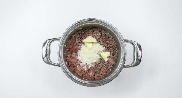 Rimuovere Secuquick, aggiungere il burro, il parmigiano grattugiato e le fragole rimanenti e condire con sale e pepe.