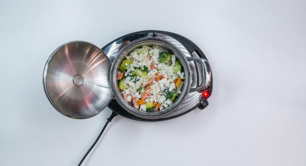 Tagliare a pezzetti la feta e cospargerla sulle verdure.