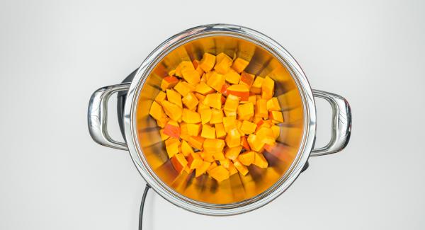 Se necessario, sbucciare la zucca e tagliarla a cubetti. Sgocciolarla leggermente e adagiarla all'interno dell'Unità Gourmet 24 cm 6,0 l.