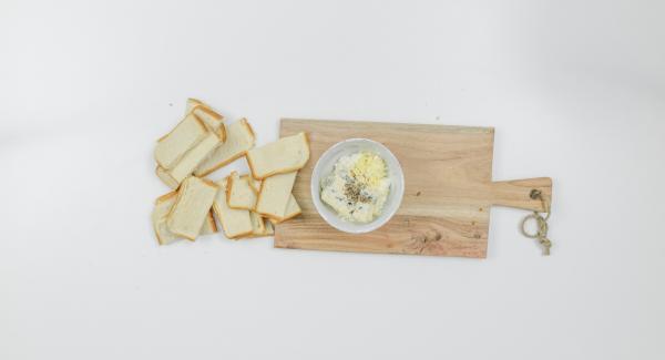 Pelare lo spicchio d’aglio e tritarlo finemente. Mescolare con la ricotta e il formaggio erborinato, salare e pepare