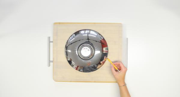 Con l’ausilio di un coperchio da 24 cm, ritagliare un disco di carta da forno.