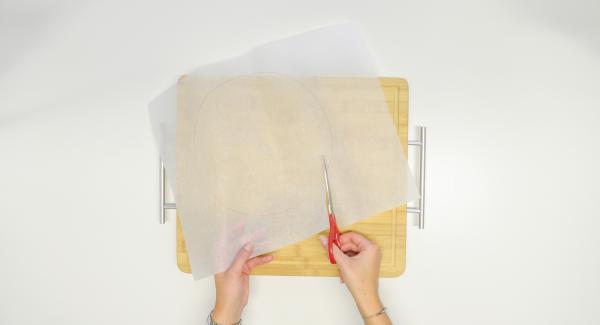 Con l’ausilio di un coperchio da 24 cm, ritagliare un disco di carta da forno.
