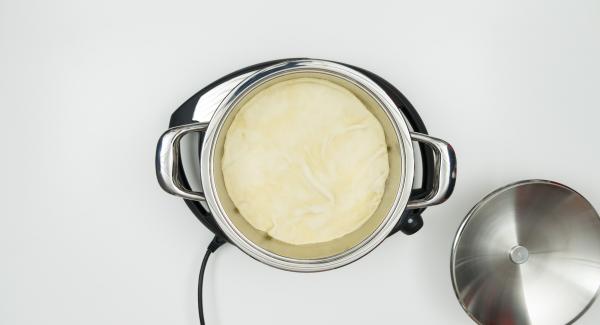 Al suono di Audiotherm, stendere uno strato di pasta all'interno dell'Unità e cospargerlo con il peperoncino. Distribuire sopra le verdure, la feta e le olive.