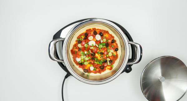 Al suono di Audiotherm, stendere uno strato di pasta all'interno dell'Unità e cospargerlo con il peperoncino. Distribuire sopra le verdure, la feta e le olive.